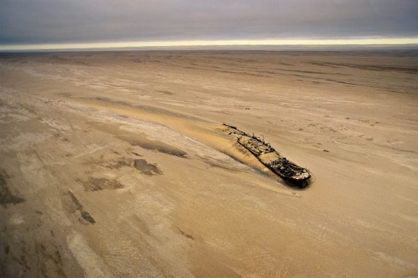 Bateau de Edouard Bohlen, Namibie - Yann Arthus-Bertrand Photo